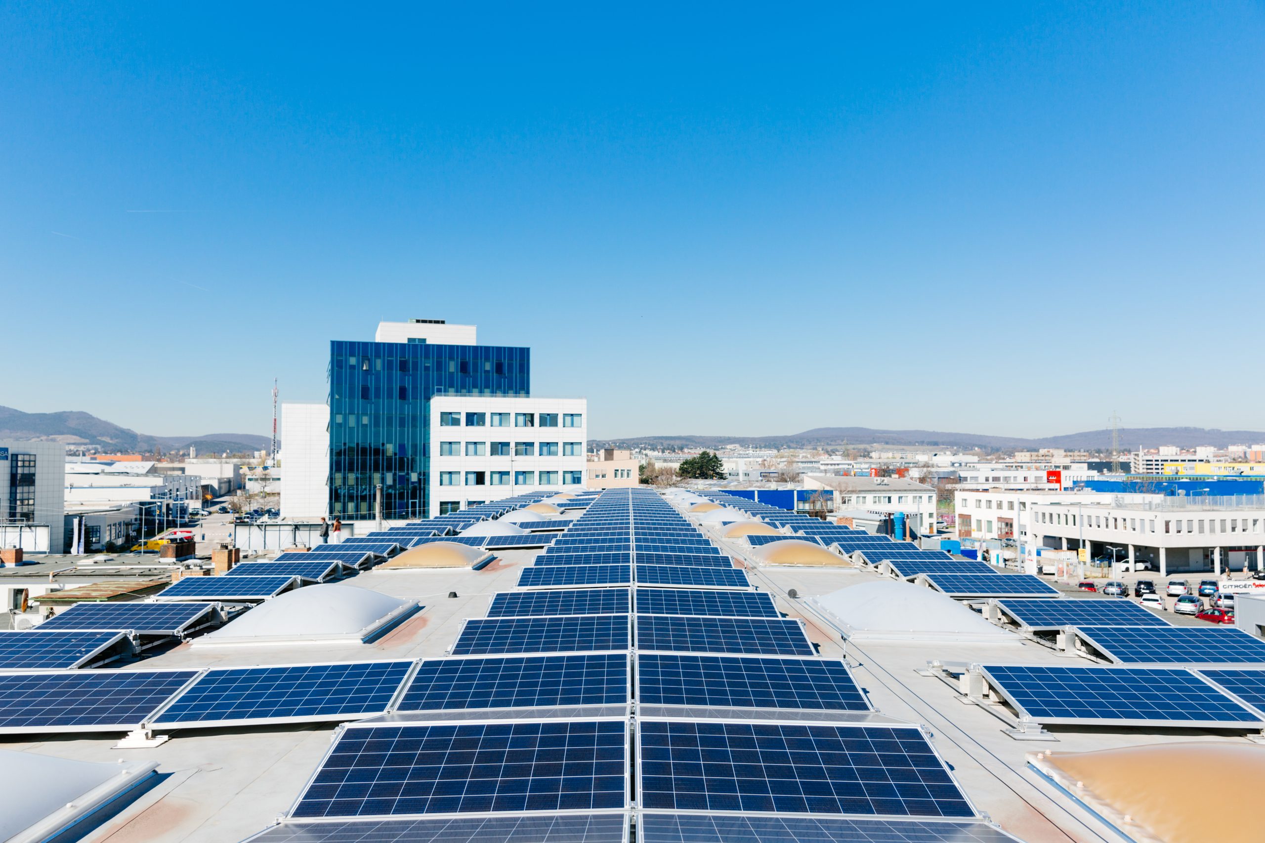 Photovoltaikanlage auf einem Gewerbedach mit Blick über das Betriebsgebiet